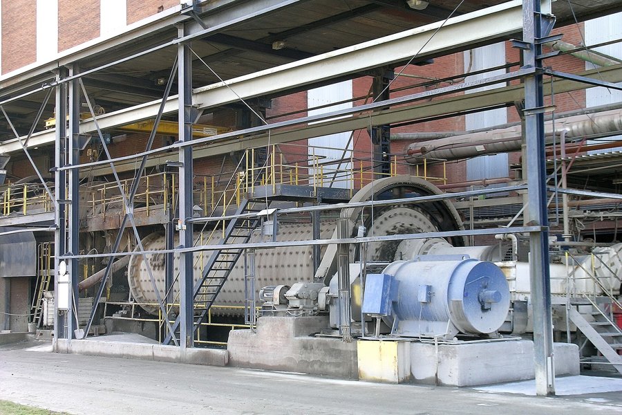 Industrial grinding mill installation