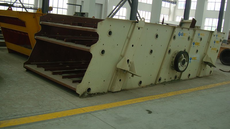 Circular vibrating screen in a workshop